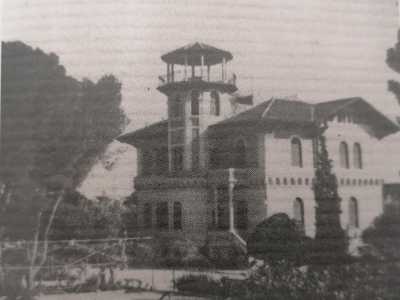 Immerso in un vasto giardino, era composto da tre piani, di cui uno mansardato, contraddistinti da una serie di finestrelle ad arco, una merlatura pensile marcapiano ed eleganti balaustre in pietra. Di particolare pregio il torrino ottagonale posteriore il quale, dominando l�intero edificio, culminava con un piccolo terrazzino coperto da una struttura a cupola sorretta da fini colonne